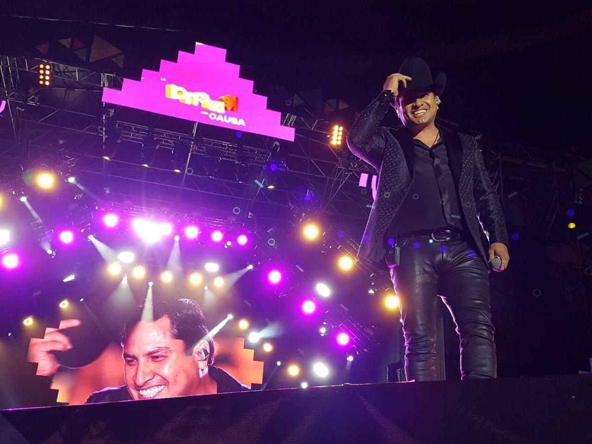 Más de 100,000 fanáticos presenciaron la reaparición de Julión en el Estadio Azteca.