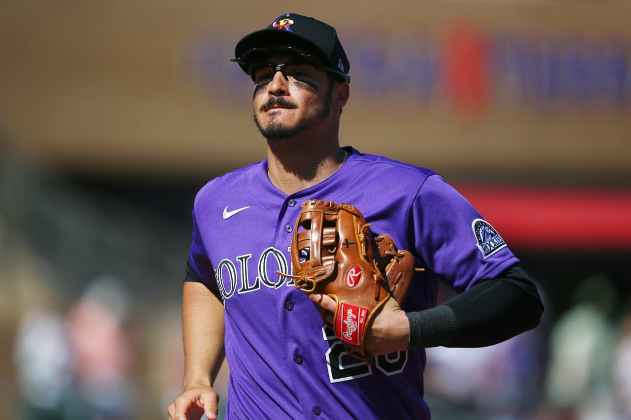 El antesalista de los Colorado Rockies Nolan Arenado es tercero con 216,049 dólares por juego.