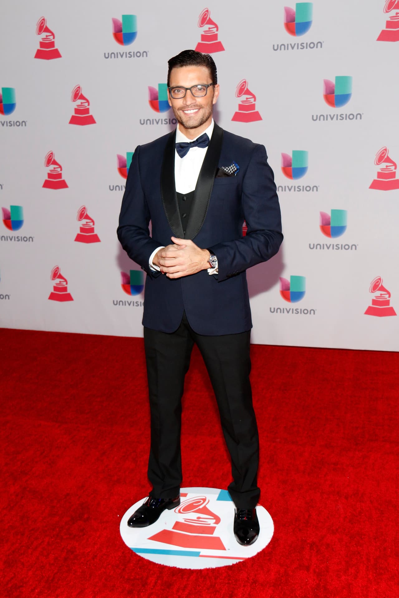 Así que todas las noches puedes tener un poquito del guapo actor por Univision.