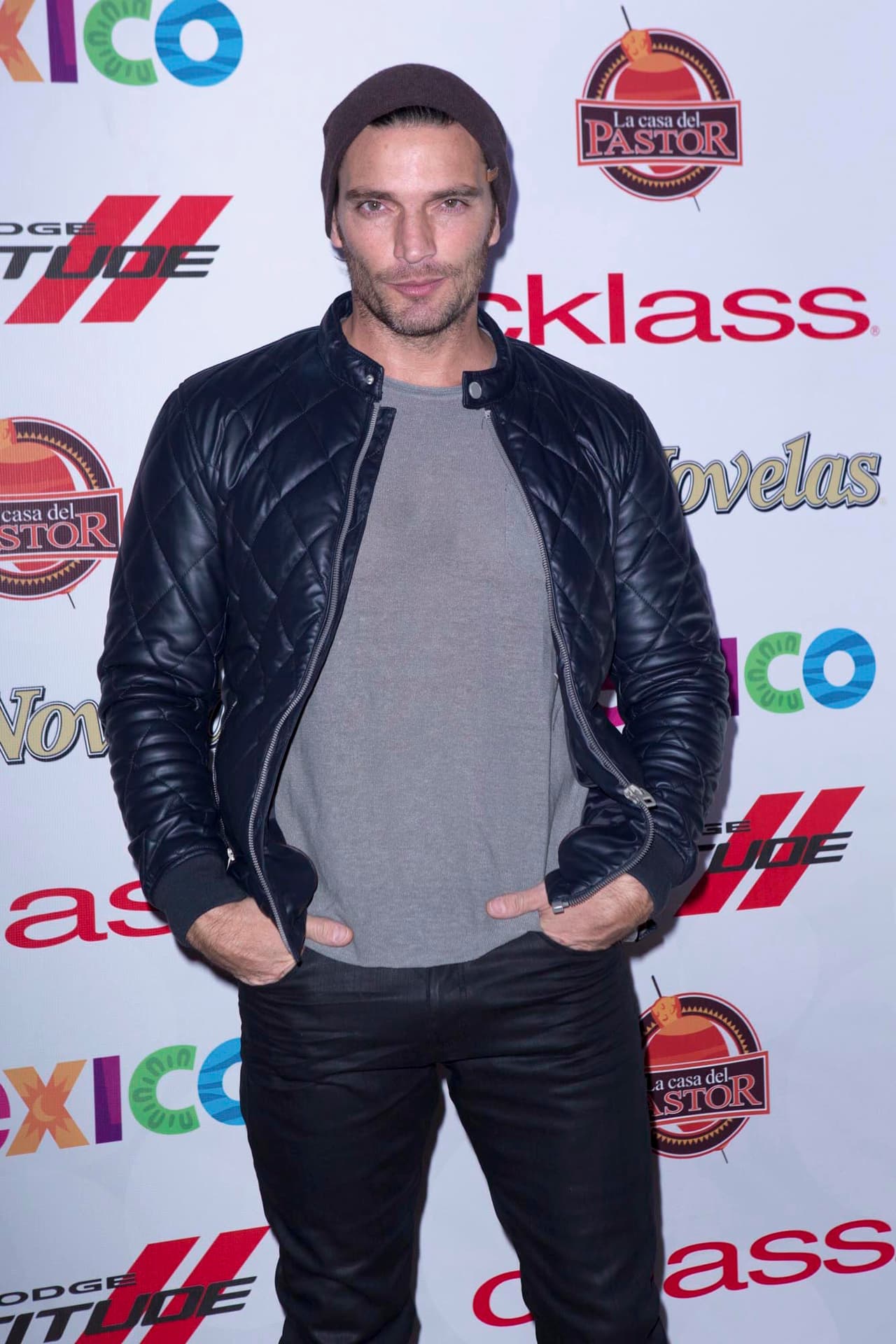 El actor dejó ver su lado romántico a través de las redes sociales donde le mandaba mensajitos a su amor como "Qué lindo amarte", "Cuando la complicidad enamora".