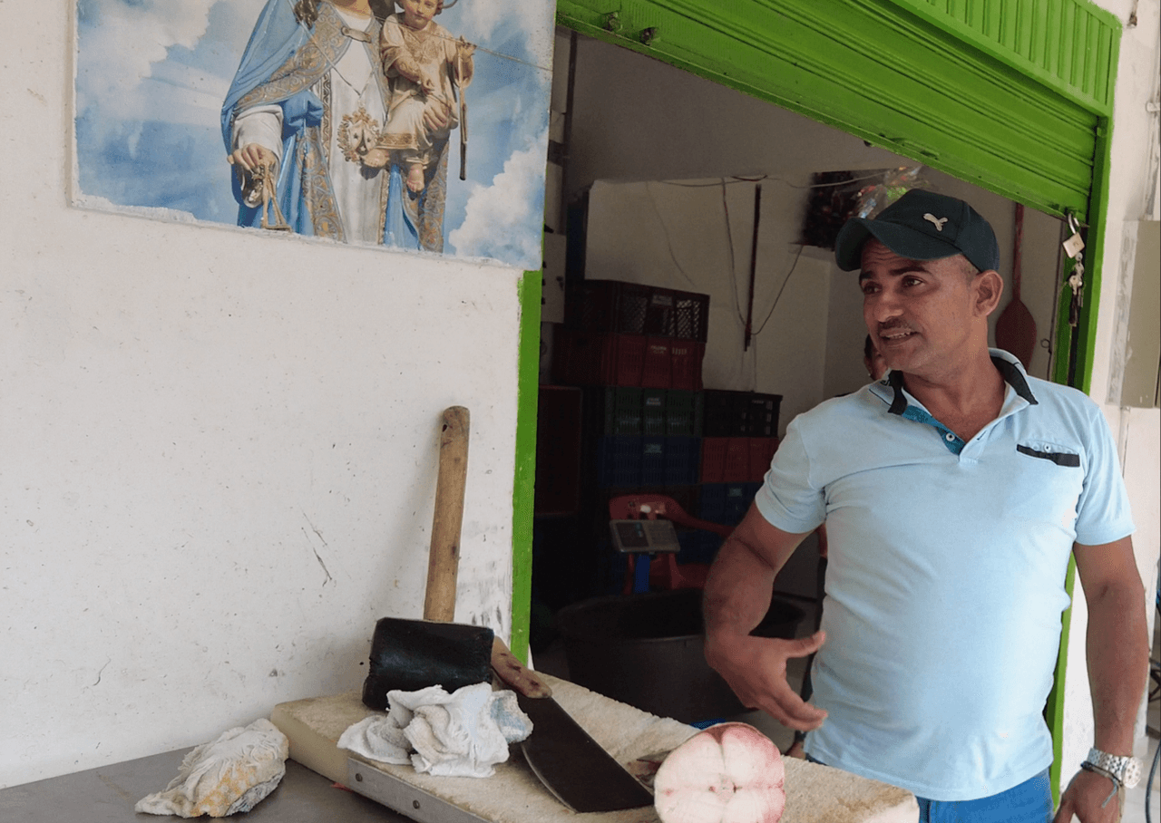 William Gonzalez en su puesto de venta de pescado de la calle 40.