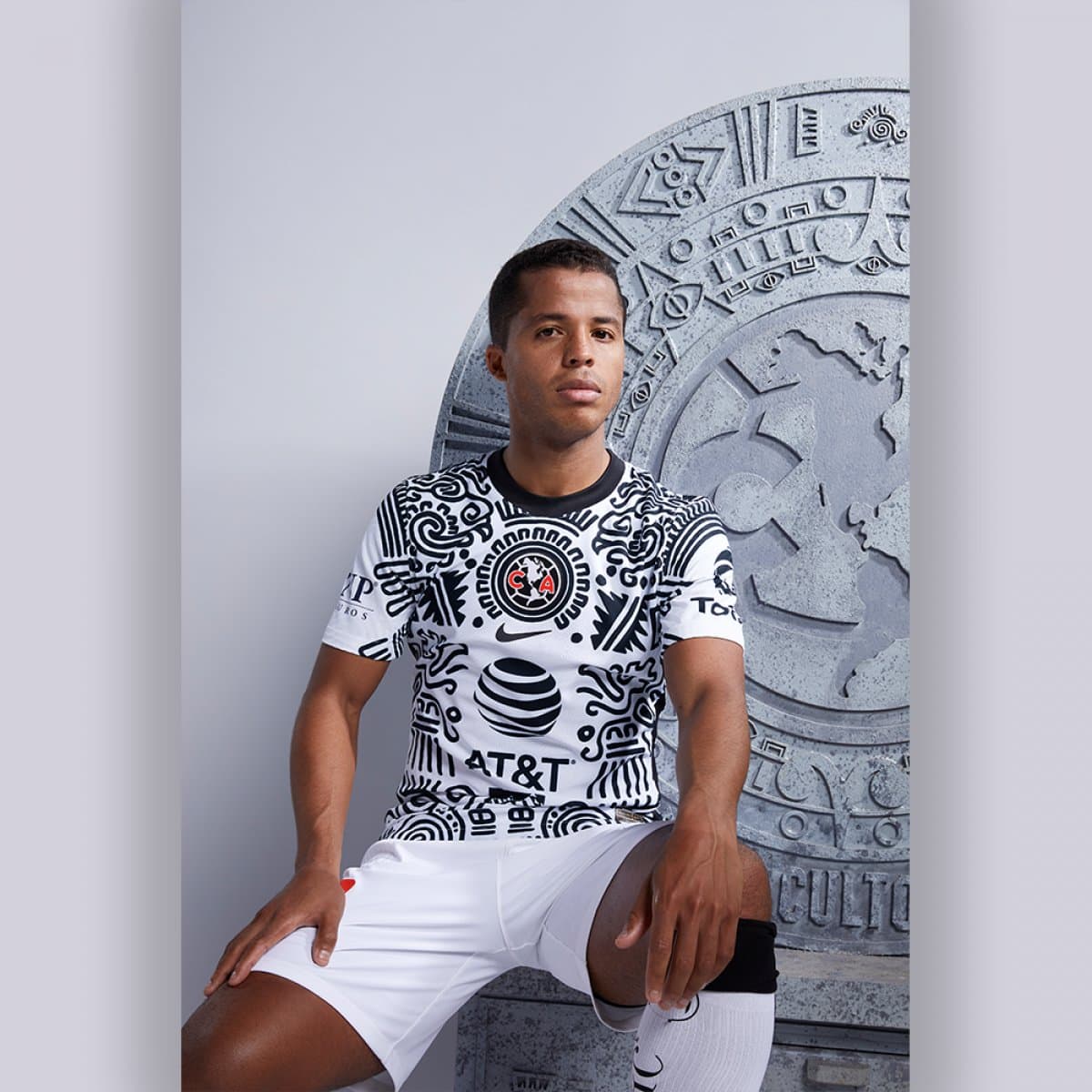 Las Águilas del América presentaron su tercer uniforma para la temporada 2021. La playera tiene motivos prehispánicos en blanco y negro, los cuales logran entrar en armonía con los patrocinadores plasmados en el jersey. La colección incluye pants y playeras complementarias al uniforme.