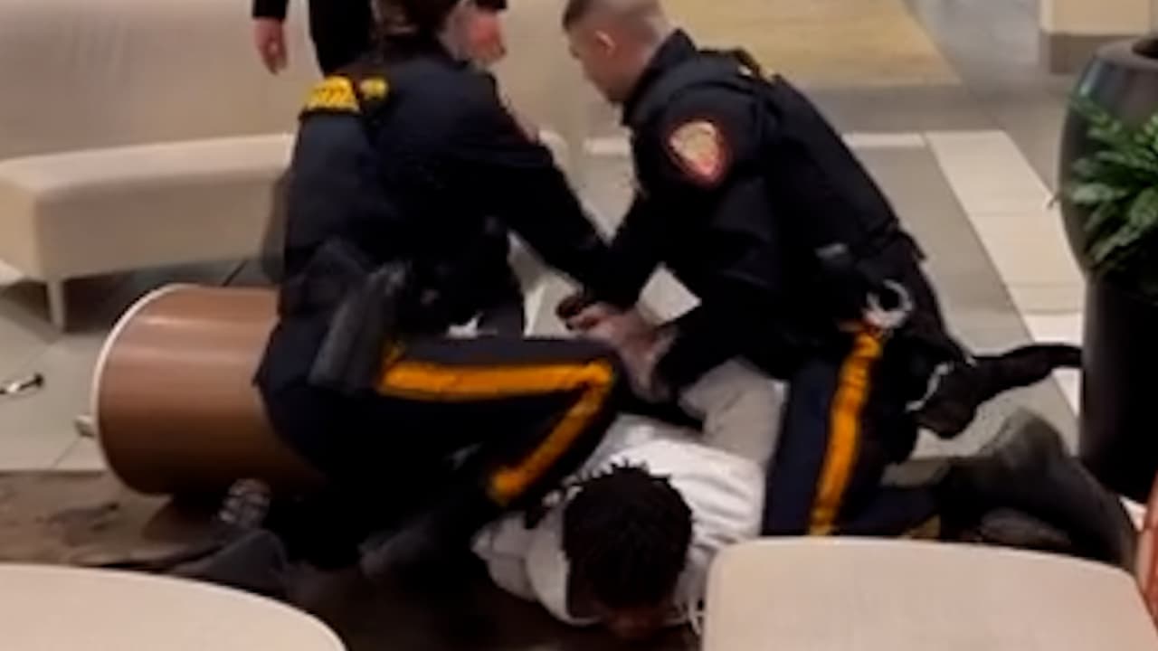 El joven negro esposado y el blanco en el sofá: nueva intervención policial investigada por racismo