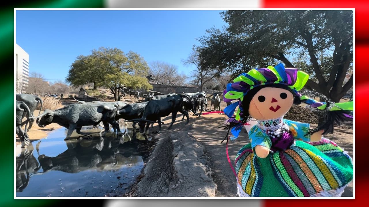 <b>Sus largas trenzas negras, alegres coronas y vivos colores</b> son parte de sus principales características junto a sus vestidos típicos. En esta fotografía, la vemos en la “Pioneer Plaza” en la ciudad de Dallas, junto a las estatuas de bronces que representan 
<b>a los vaqueros y novillos que cruzan por Texas</b>.