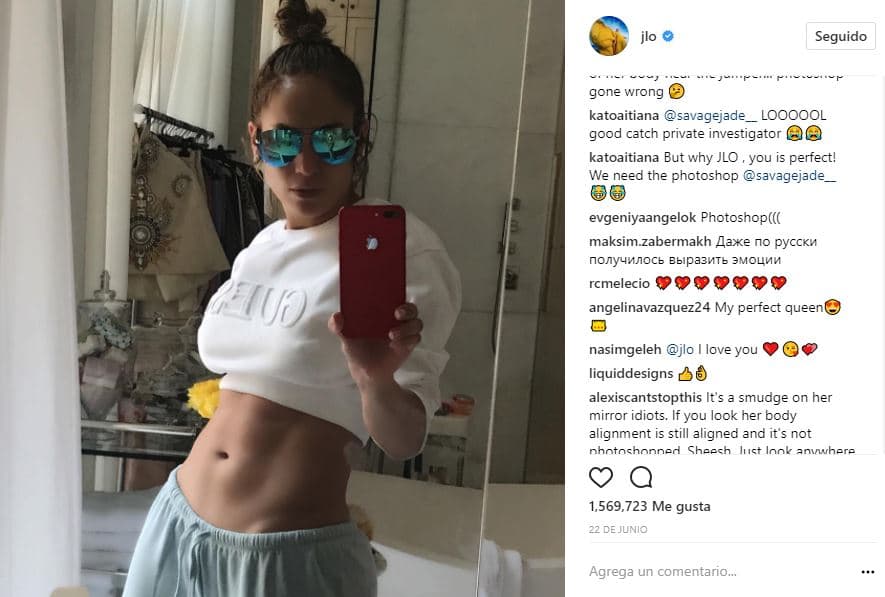 A Jennifer López se le pueden inventar mil cosas, pero nunca de editar sus imágenes para verse mejor de lo que en realidad es. Y es que la cantante generó controversia entre sus seguidores, quienes consideraron que en esta foto JLO había abusado del Photoshop.