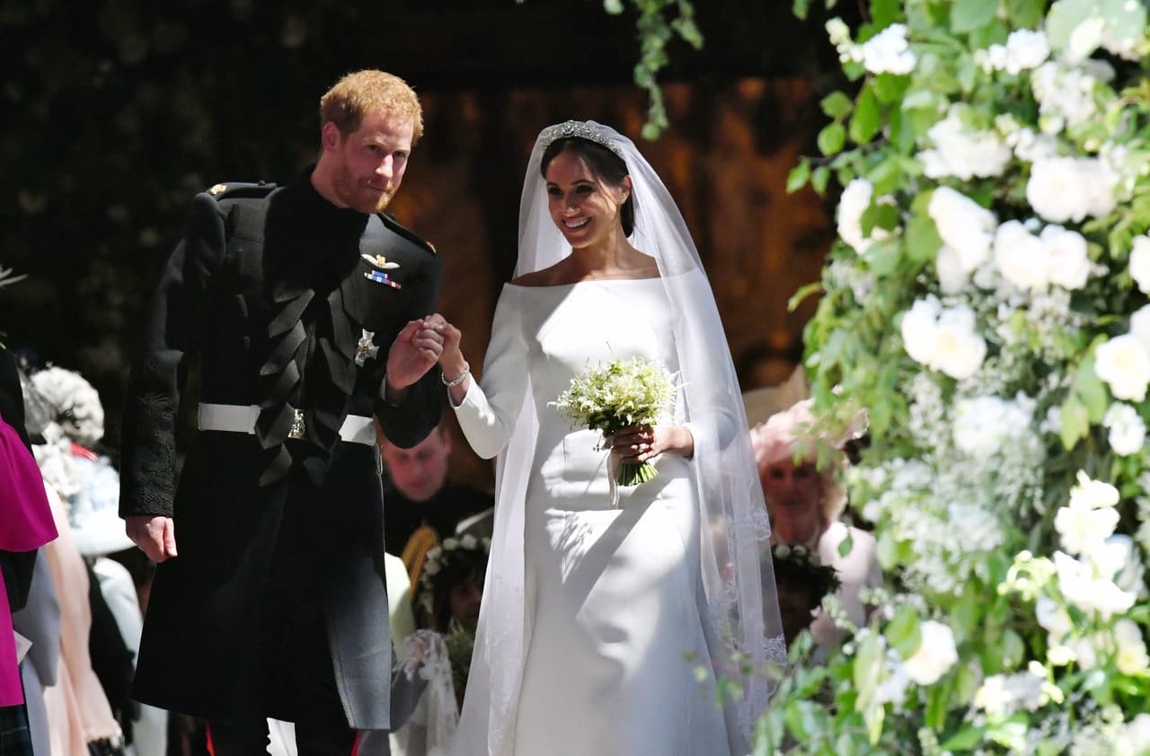 Los detalles del vestido que Meghan Markle usó en este día tan importante habían estado reservados, pero ya fueron expuestos al verla salir en solitario rumbo a la capilla de St. George, para encontrarse con el príncipe Harry.