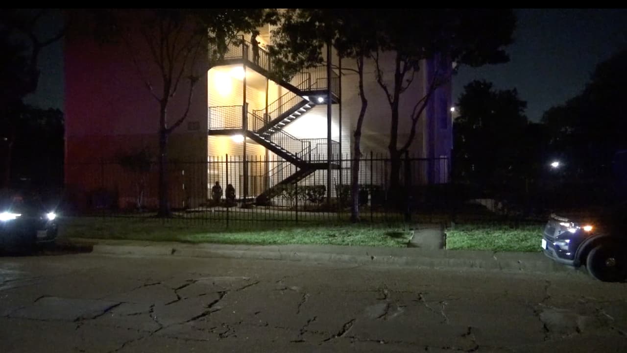 Balean a dos hermanas que estaban afuera de su apartamento: policía busca a la sospechosa