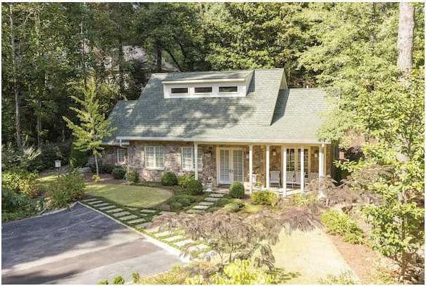 Hay 7.5 baños, ¡para que nadie pelee durante las mañanas!