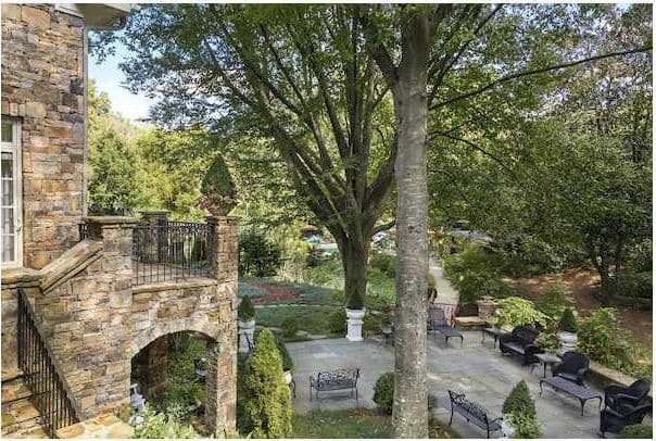 Hay espacio suficiente para que los niños corran por doquier y los padres disfruten del anochecer sentados tranquilamente.