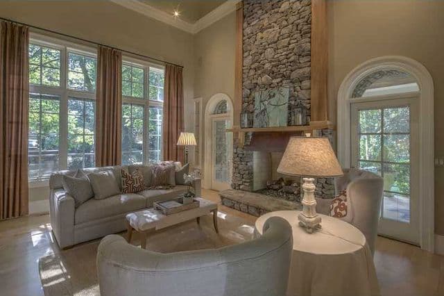 La decoración es exquisita y sobria, ¡probablemente Cruise quiera comprar la casa!