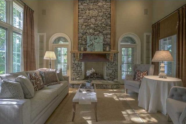 ¿Quién no quisiera disfrutar de una sala inmensa y encantadora como esta?