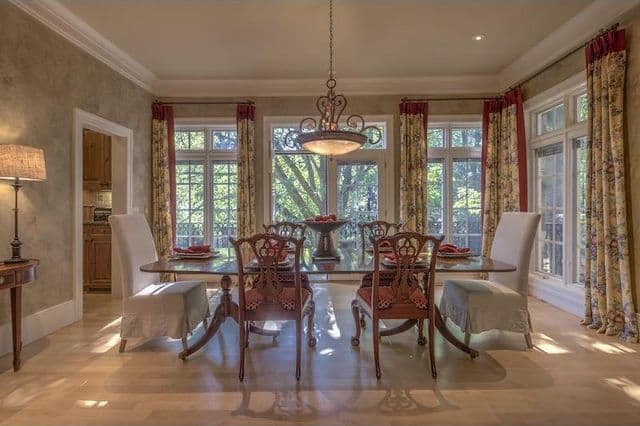 Además, hay molduras de corona, innumerables chimeneas de roca, ¡incluyendo una muy impresionante justo en medio de la sala principal!