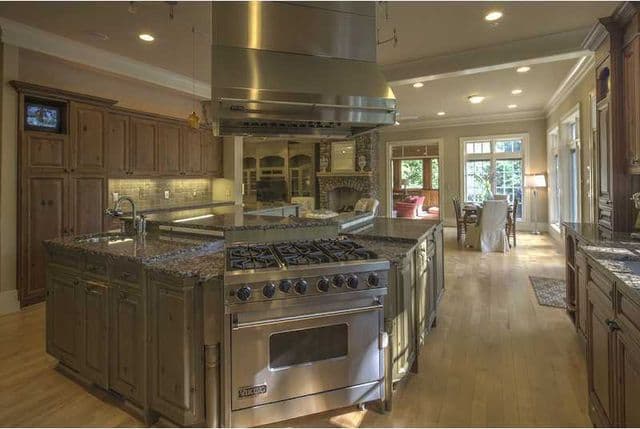 La casa tiene preciosos techos abovedados, puertas con acabado francés y ventanas de arco.