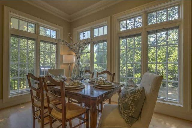 Este comedor es perfecto para un desayuno saludable con frutas y jugo.