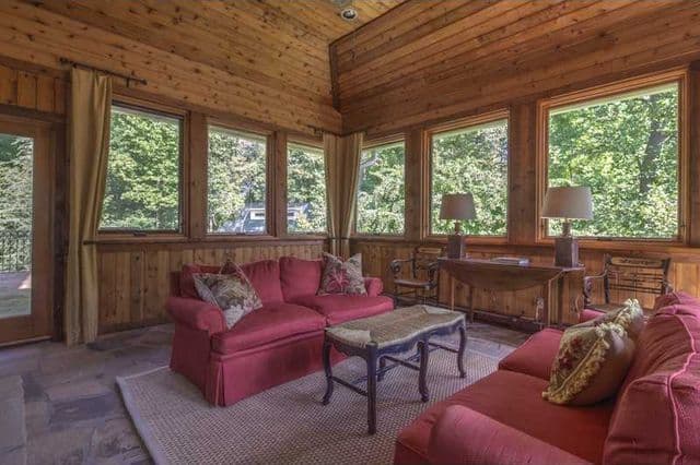 Hay lofts, pisos de madera y acabados, alfombras y decoración antigua.