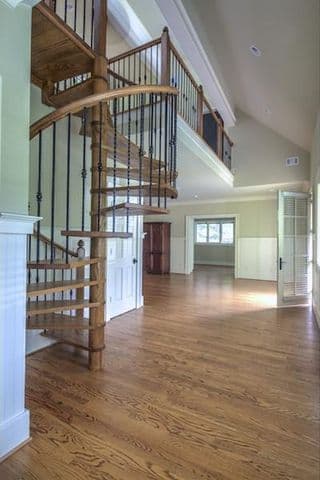 La casa fue construida en el año 2000 y cuenta con garaje para aparcar hasta cuatro automóviles.