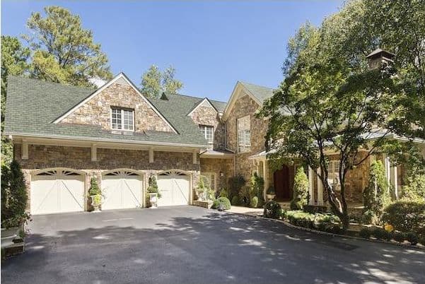 Además hay un cuarto de juegos, una librería y una habitación para ejercitarse.