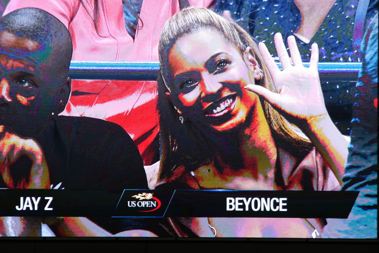 Las cámaras los sacaban en televisión y ella saludaba muy sonriente.