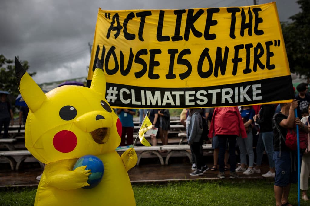 25 años después, la conectividad y la portabilidad se han convertido en una poderosa herramienta que va mucho más allá del mundo de los videojuegos. Al crecer las primeras generaciones de “entrenadores pokémon”, los personajes saltaron del público infantil a escenarios inesperados, como la diplomacia, las protestas sociales y la geopolítica. Pikachu, quizá el pokemon más conocido de la serie, apareció en una protesta para exigir medidas 
<a href="https://www.univision.com/temas/cambio-climatico">contra el cambio climático</a> el 20 de septiembre de 2019 en Manila, Filipinas. 
<br>