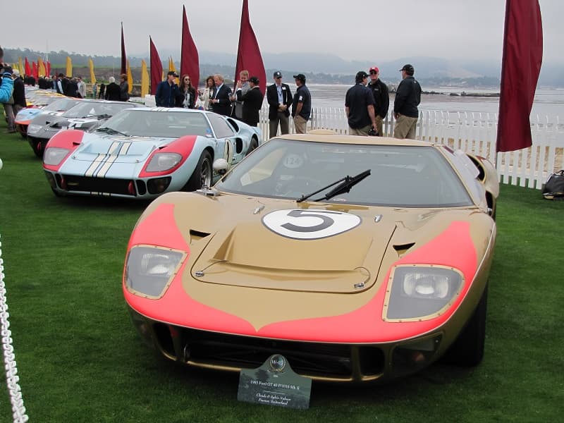 Tanto en sus versiones de calle como en las que ganaron las 24 horas de LeMans en 1968 y 1969, el 
<b>Ford GT40</b> fue motorizado por 
<b>varias versiones del motor V8 de bloque pequeño de Ford</b> (255, 289 y 302 pulgadas cúbicas de desplazamiento). Sin embargo los vehículos que ganaron los tres primeros puestos en LeMans en 1966 y así como el que ganó la carrera de 1967 estaban motorizados por un enorme V8 de 427 pulgadas cúbicas (casi 7 litros).