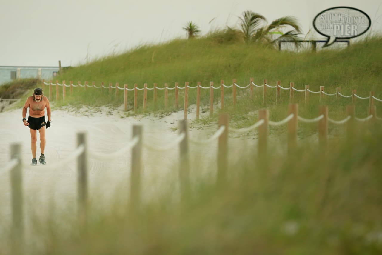La policía sabe que tiene permiso para correr solo, y lo dejan seguir, cuando lo ven en la playa, "en el lugar donde pertenezco", concluye el "Cuervo".