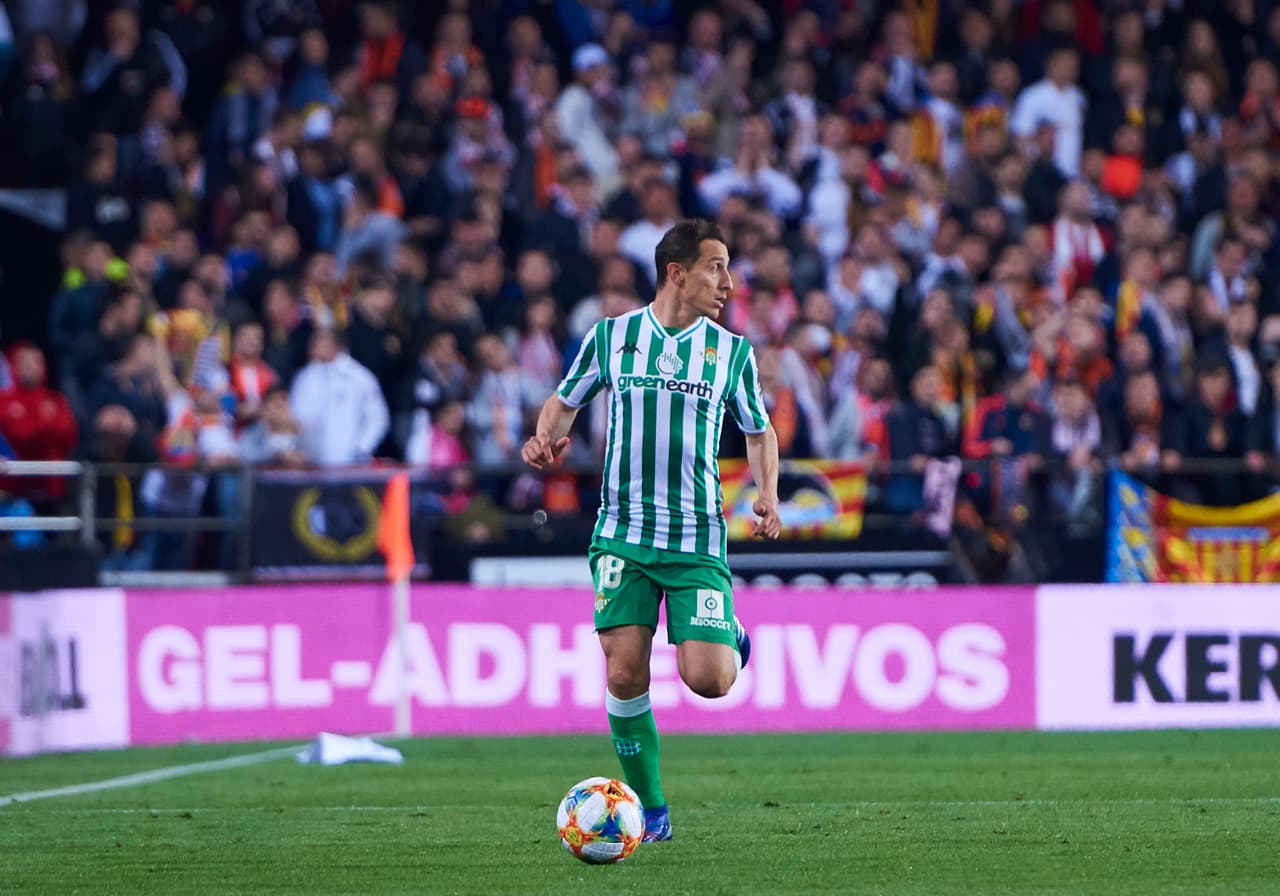 En general, el club andaluz no la pasaba bien en Mestalla y le costaba mucho generar juego, salvo algunas jugadas aisladas.. Andrés Guardado jugó los 90 minutos y Diego Lainez se quedó en el banquillo.