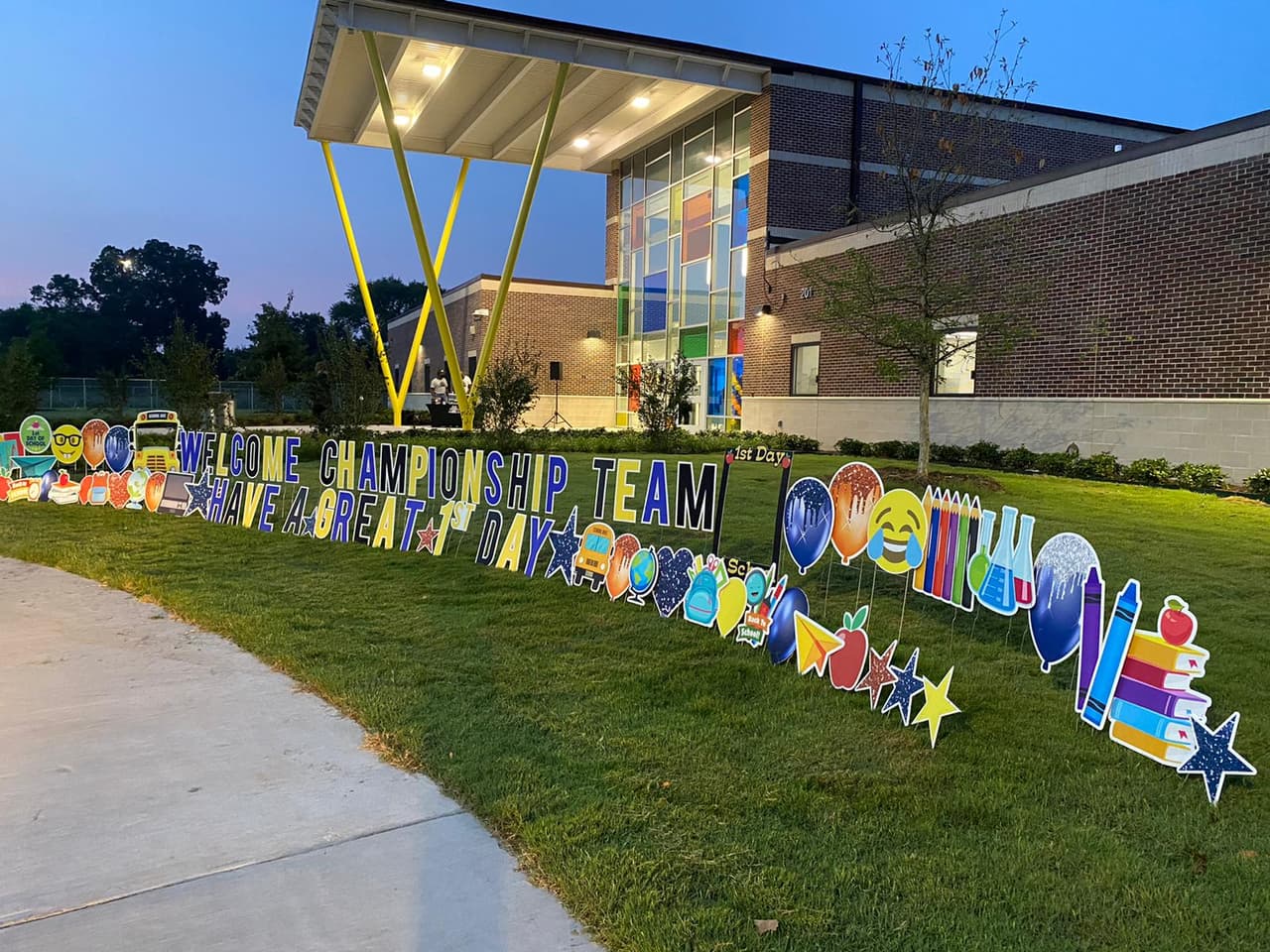 Dio inicio el año escolar de forma virtual 
<a href="https://www.univision.com/local/dallas-kuvn/falta-de-conexion-y-fallas-en-el-sistema-del-disd-las-preocupaciones-para-el-inicio-del-ano-escolar-en-dallas-video">en el Distrito Escolar de Dallas</a>, el segundo distrito más grande de todo Texas.
<br>