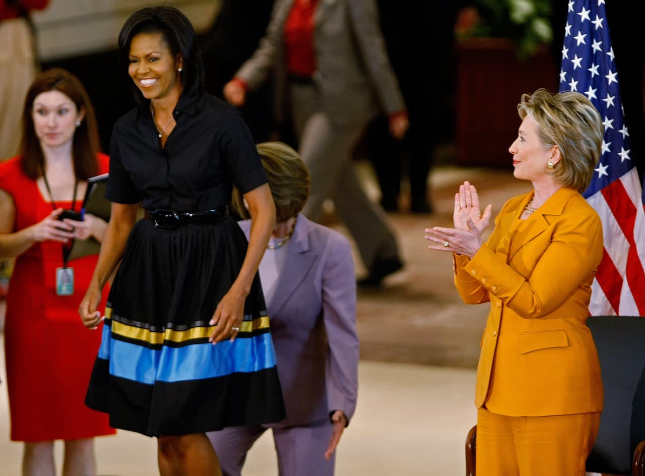 Las ceremonias oficiales fueron casi con exclusividad los momentos en los Michelle Obama y Hillary Clinton coincidieron. Aquí vestida con un imponente traje tipo 
<i>new look </i>era aplaudida por todos, incluso por Clinton, durante la ceremonia en homenaje a Sojourner Truth, una abolicionista y activista por los derechos de la mujer.