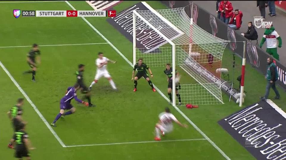 Tiro desviado de Mario Gomez