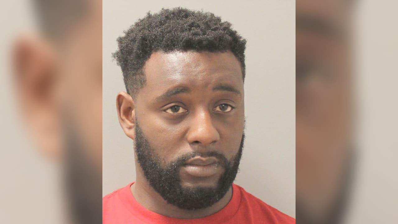 Wilbert Lamar Atkins, 29 años, acusado de robo a casa habitación. Mide 6 pies de estatura y pesa 220 libras. Última ubicación conocida: Houston, Texas. Tiene antecedentes en el condado Harris por represalias y una condena por agresión.