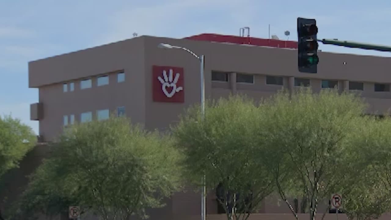 Acusan a hombre de desviar casi 13 millones de dólares del hospital infantil de Phoenix