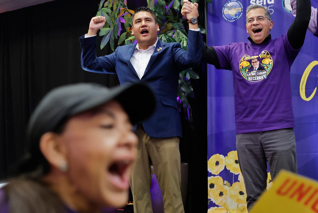 Randy Villegas, candidato demócrata al Congreso por el Distrito 22 de California, habló con periodistas antes de un mitin junto a Xavier Becerra, candidato demócrata a gobernador del estado, el jueves 22 de octubre de 2026, en Bakersfield, California. 
<br>