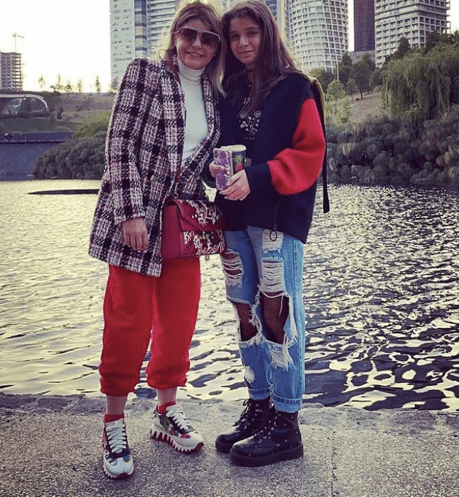 La joven, hija del productor Carlos Cruz, incluso ya alcanzó la estatura de su mamá y, por lo que parece, comparten el gusto por la moda, siempre luciendo sus mejores looks.