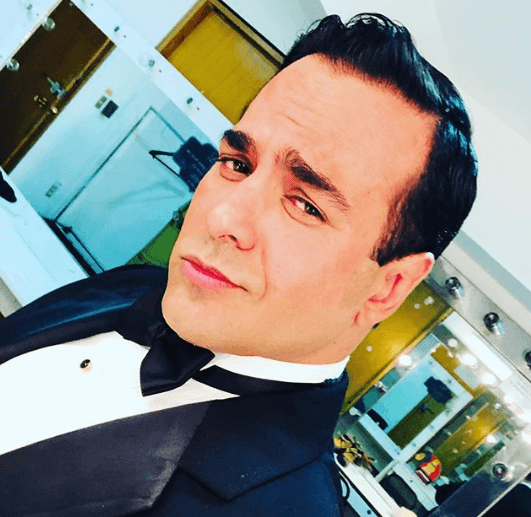 El actor también ha llevado su talento al teatro, luciendo una vez más irreconocible. 
<br>