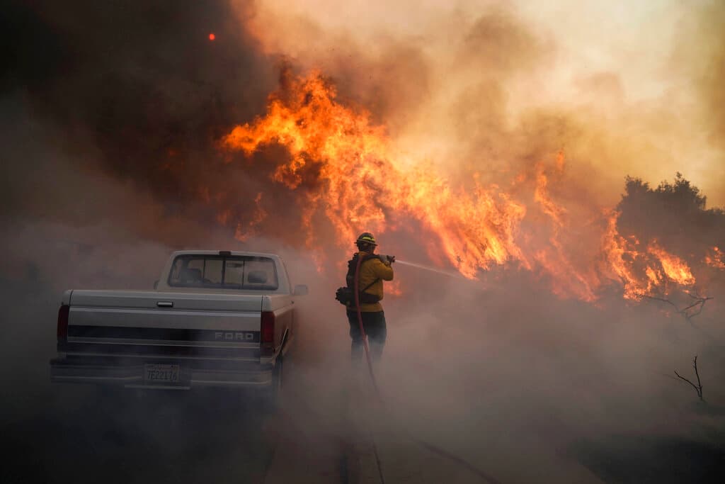 Por su parte, el incendio Silverado ya había arrasado con más de 11,000 acres en la ciudad de Irvine y los bomberos lo habían contenido apenas un 5%. Este comenzó a arder la mañana del lunes en el área de Santiago Canyon Road y Silverado Canyon Road.