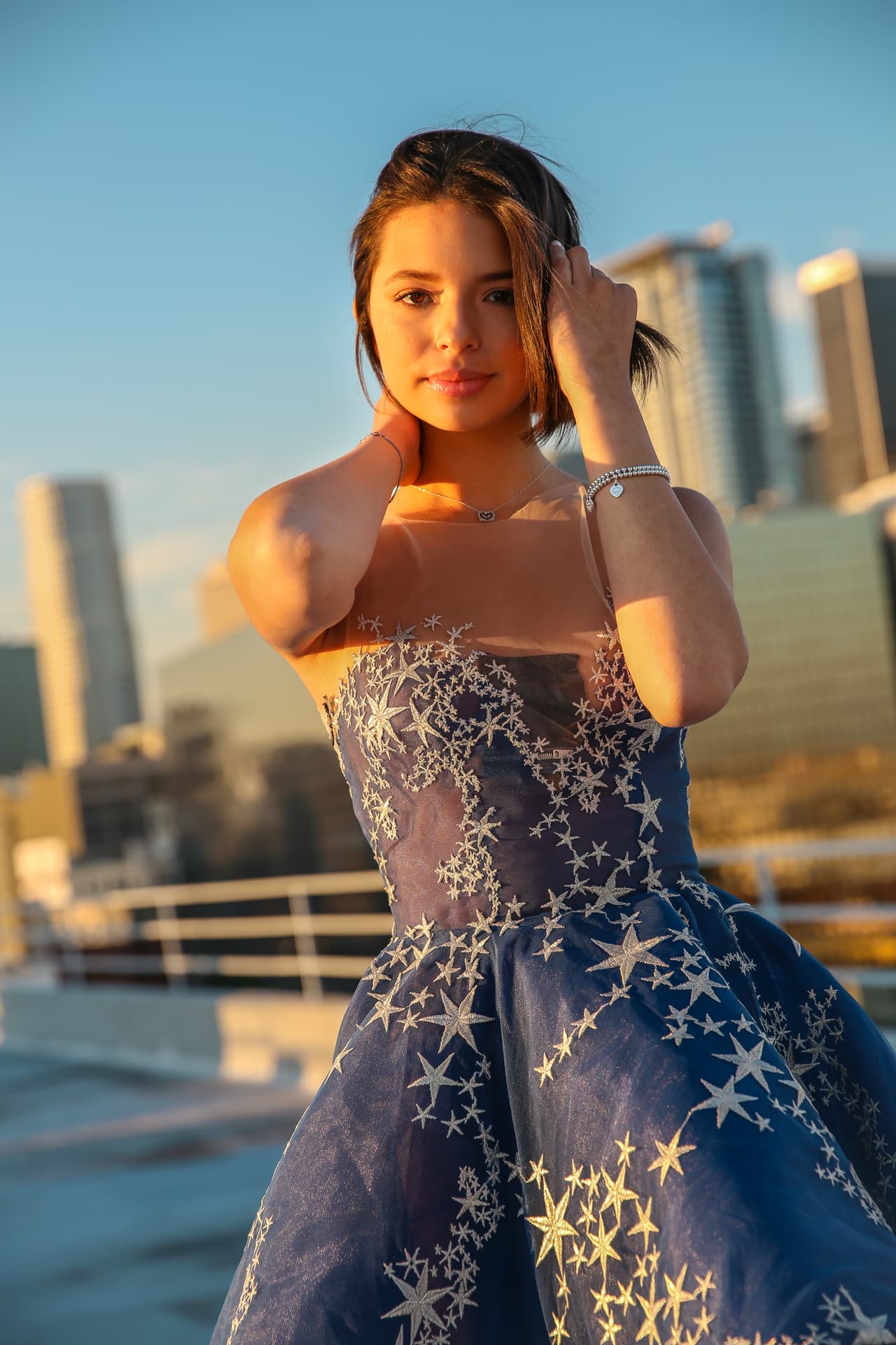 <b>Ángela Aguilar</b> (15 años), hija de Pepe Aguilar y nominada dos veces al Latin Grammy y una al Grammy. Está nominada a tres Premios Juventud (Regional Roots 2.0,
<i>El Agave de la Música</i>; Can’t Get Enough…,
<i>Quiero Más…, </i>y On The Rise,
<i>Camino a la Cima</i>) y esta es la primera vez que sube al escenario de la premiación.