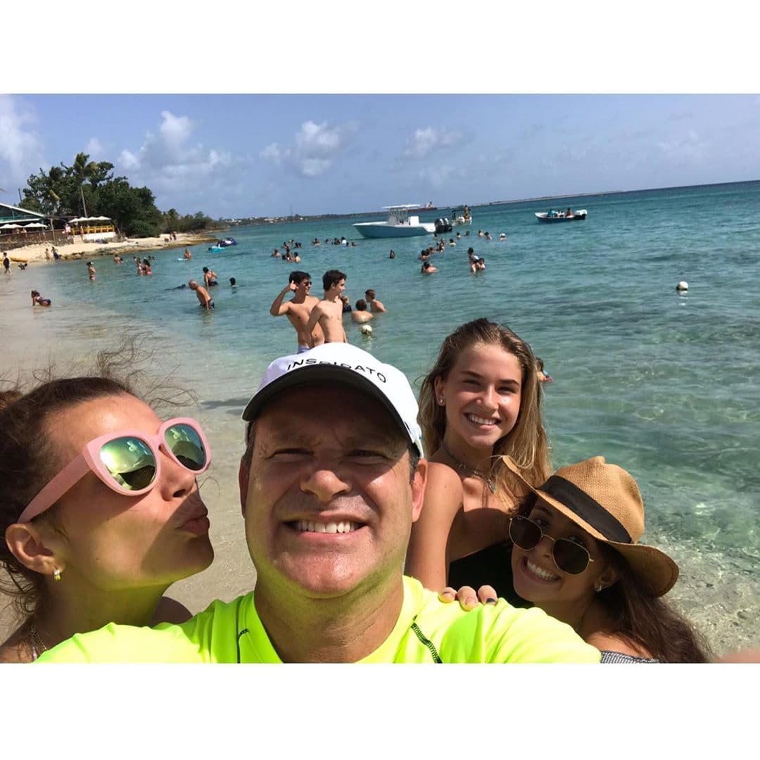 Su esposa Cristy no quedó ajena a este acto de amor y le respondió: "Gracias cielo por ese reconocimiento. Gracias a hombres como tú que nos dejan florecer. Te amo".