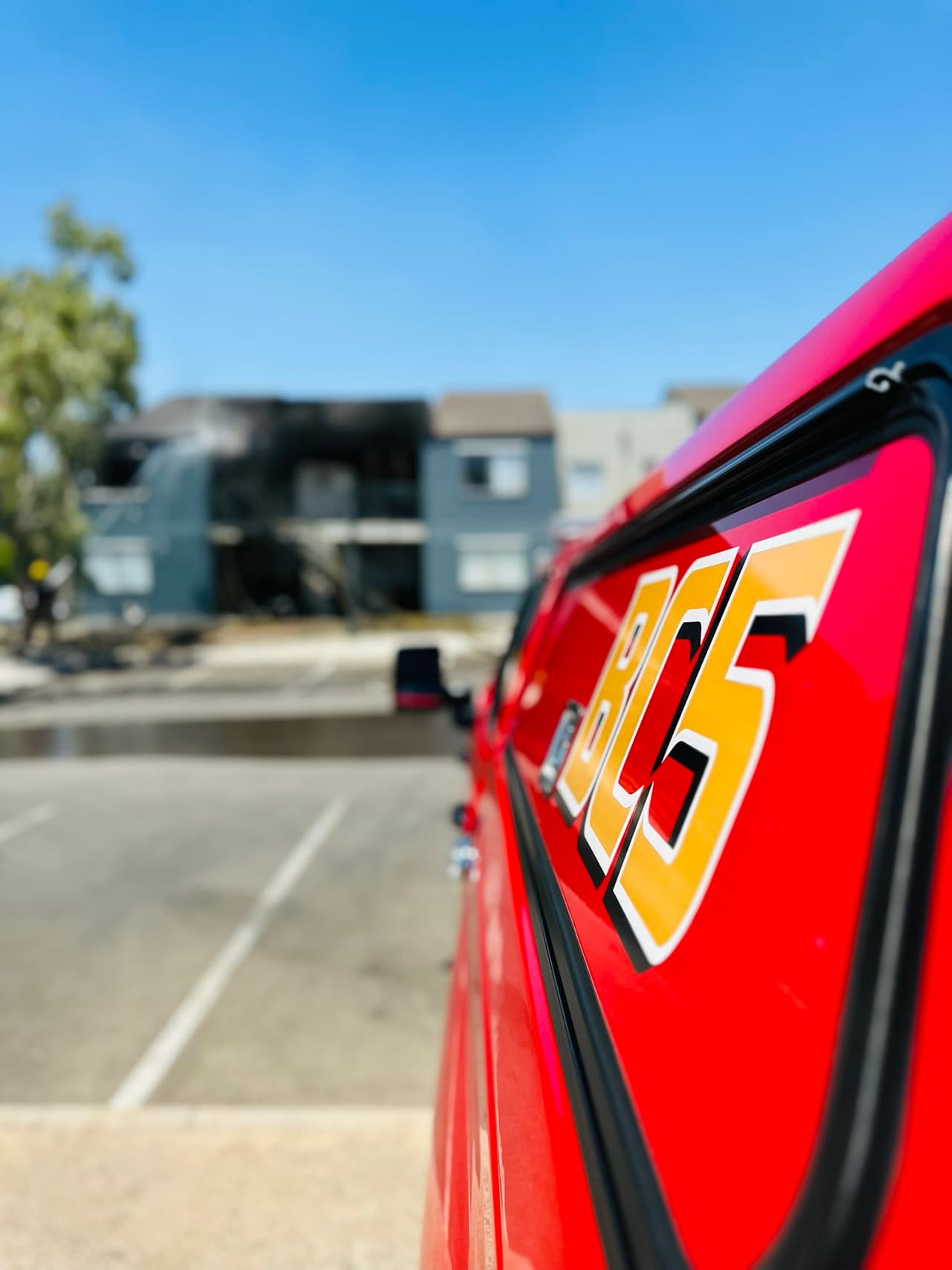 Ahora el Programa de Asistencia Comunitaria está ayudando a las quince personas que fueron desplazadas para encontrar un hogar temporal y revisar las pérdidas con la aseguradora.