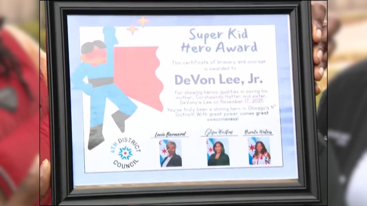 Niño de 9 años defiende a su madre durante brutal ataque y es reconocido como héroe en Chicago