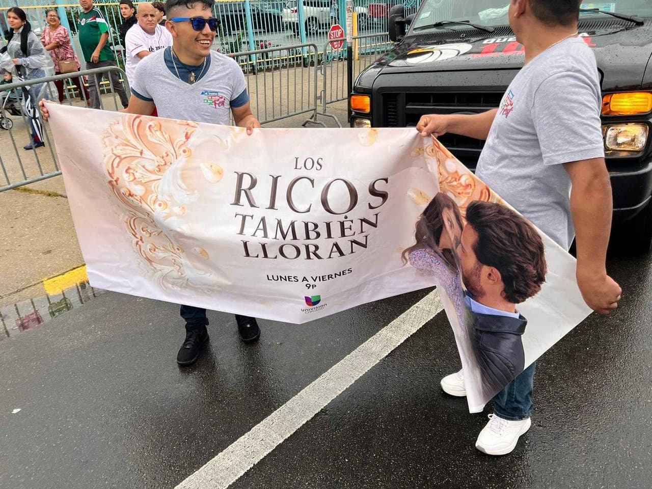 Desfile día de la Independencia de México en La Villita. Una de las sorpresas para el público fue que una de las protagonistas de Los Ricos También Lloran, telenovela próxima a estrenarse en las pantallas de Univision, estuvo presente. Se trata de Claudia Martin quien por primera vez visitó Chicago y lo hizo en esta importante fecha para estar cerca del público en el desfile del Día de la Independencia de México.