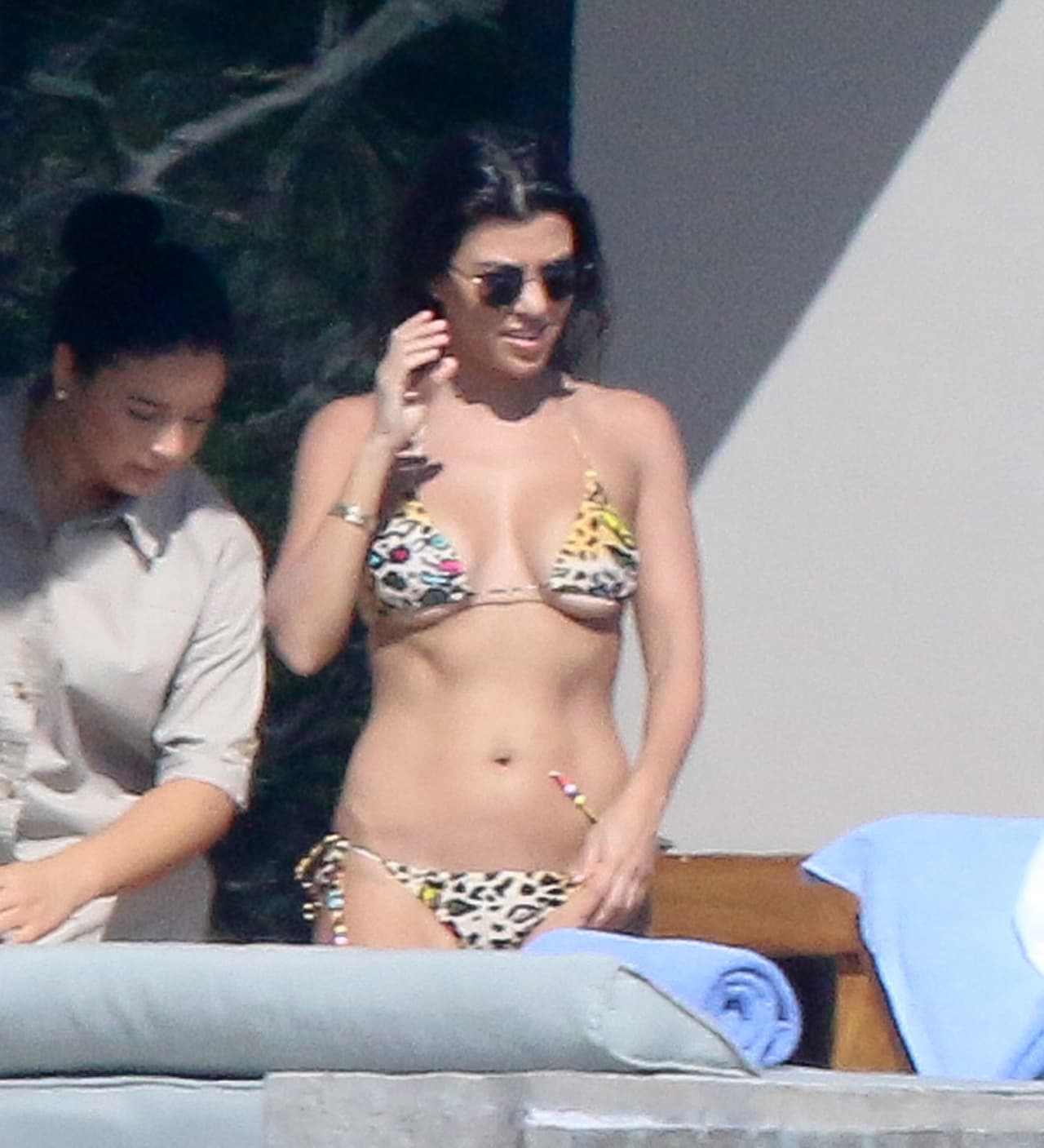 Más tarde la Kardashian se puso el bikini y saltó a la piscina.