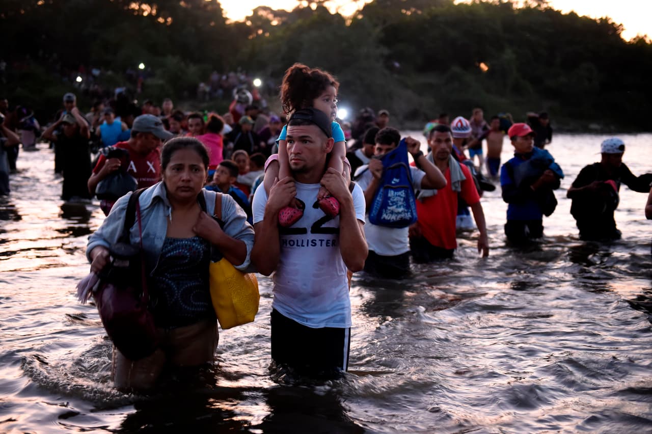 Sin enfrentar resistencia, los migrantes cruzaron el poco caudaloso río Suchiate que separa el oeste de Guatemala del sur de México.