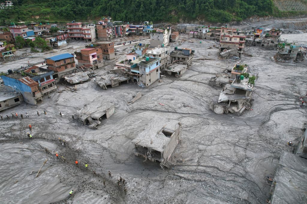 Familias estadounidenses con desaparecidos en las inundaciones de Nepal piden más ayuda para los equipos de rescate