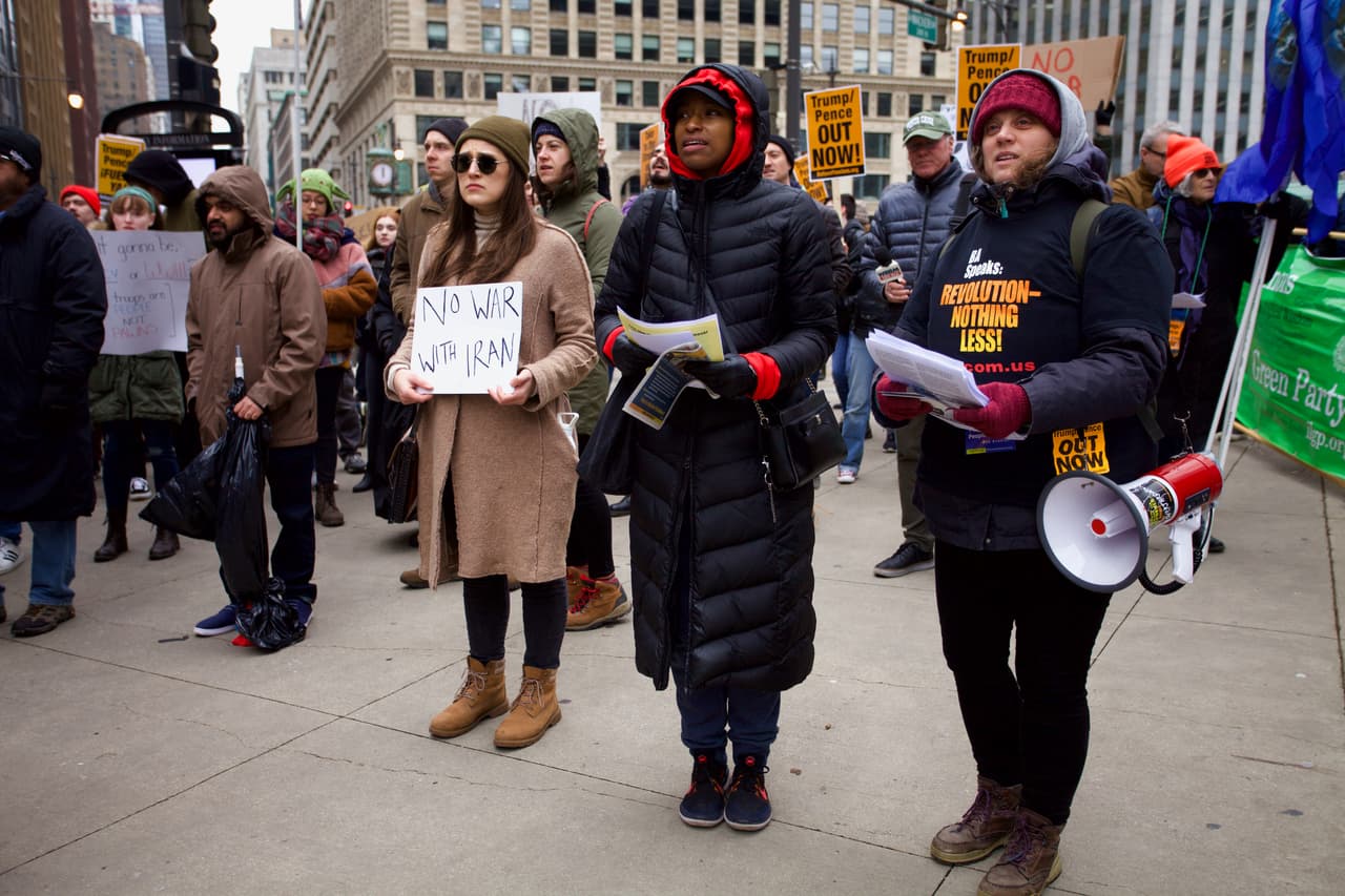 El representante de Illinois, Mike Quigley, del Comité de Inteligencia de la Casa de Representantes, comentó que tiene serias preocupaciones sobre las repercusiones que tendrán las acciones de Donald Trump en Irak. "El asesinato del General Qasem Solimani escala significativamente las tensiones entre Estados Unidos e Irán, que podrían llevar a un incremento en la violencia en una región que ya es volatil", dijo Quigley en un comunicado enviado por su portavoz.