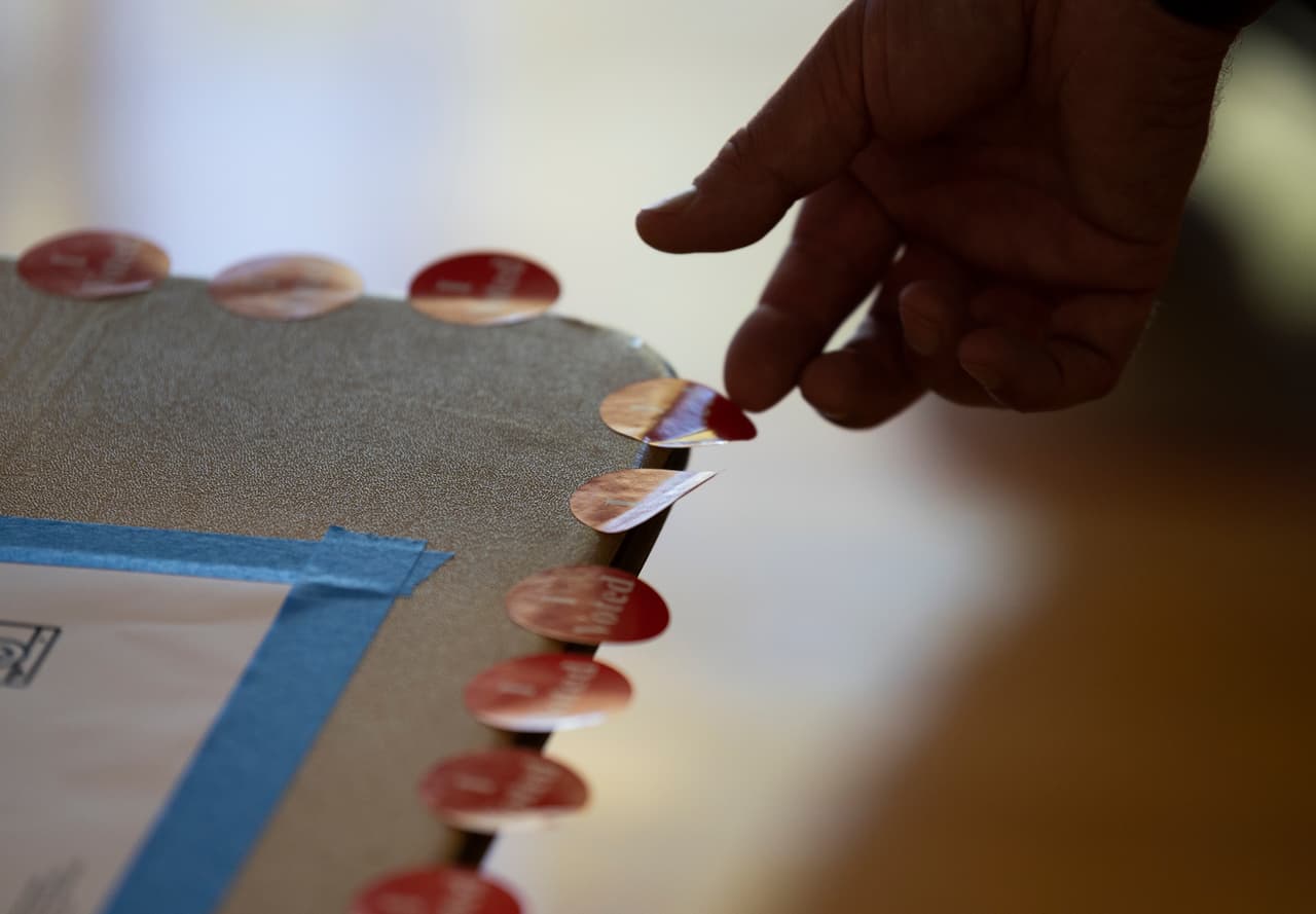 ¿Qué cuidados debo tener?
<br>
<br>Para votar debes cumplir con los requisito que exige el estado de Ilinois. 
<a href="https://www.vote.org/state/illinois/" target="_blank">Aquí</a> puedes encontrar información.
<br>
<br>Al recibir la solicitud, debes completarla, firmala y luego la devolverlas a la autoridad electoral. 
<br>
<br>Asegúrate de que la
<b> solicitud de voto por correo incluya</b>:
<br>- Nombre.
<br>- Dirección de casa.
<br>-Dirección de la casa donde el votante quiere recibir la boleta. 
<br>- Afiliación al partido en la elección primaria.
<br>- Firma.
<br>