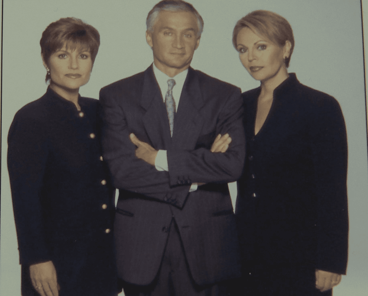 El programa precursor de Aquí y Ahora, fue la revista noticiosa Portada, que se presentaba como un programa especial varias veces al año. Fue a partir del 30 de marzo del 2000 cuando Aquí y Ahora comenzó a ser transmitido cada semana, y conducido por Teresa Rodríguez, Jorge Ramos y María Elena Salinas.