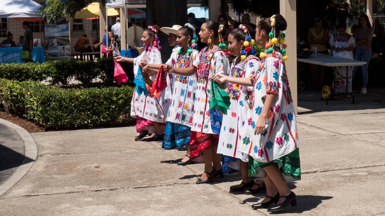 Familias del valle central visitaron los parques temáticos Playland y Storyland para disfrutar del Día de la Familia en Fresno.