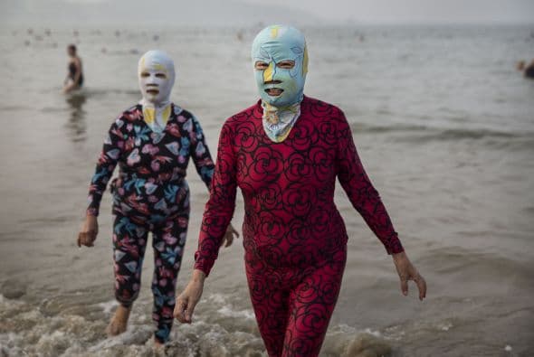 Las mujeres chinas han optado por usar máscaras de nylon para proteger sus rostros de los dañinos rayos del sol.