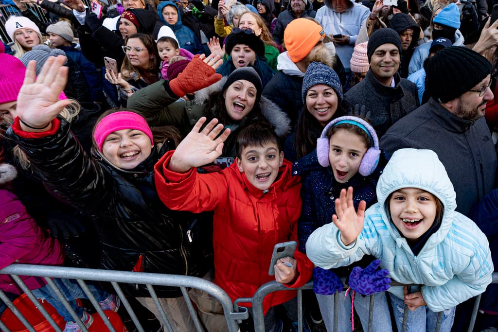 Niños y adultos por igual disfrutaron del desfile y sus personajes más queridos.