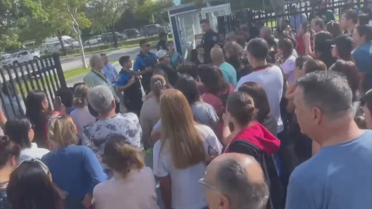 “En mi vida pensé que iba a pasar por esto” padres angustiados tras falsas amenazas de atacantes en escuelas del sur de Florida
